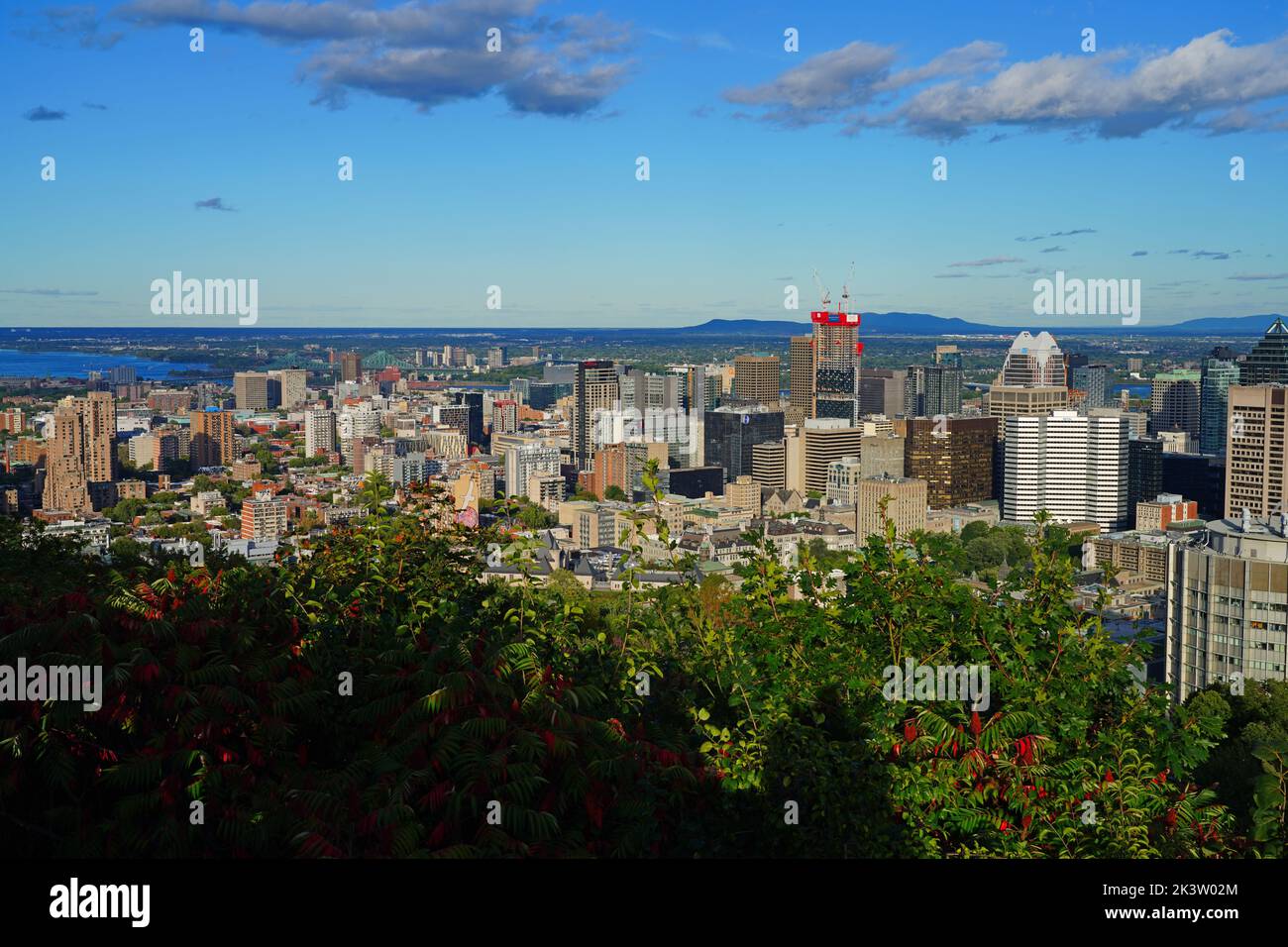 MONTREAL, KANADA -16 SEP 2022- Panoramablick auf die Stadt Montreal in Quebec mit farbenfrohem Herbstlaub vom Chalet du Mont Royal (Mount Roya Stockfoto