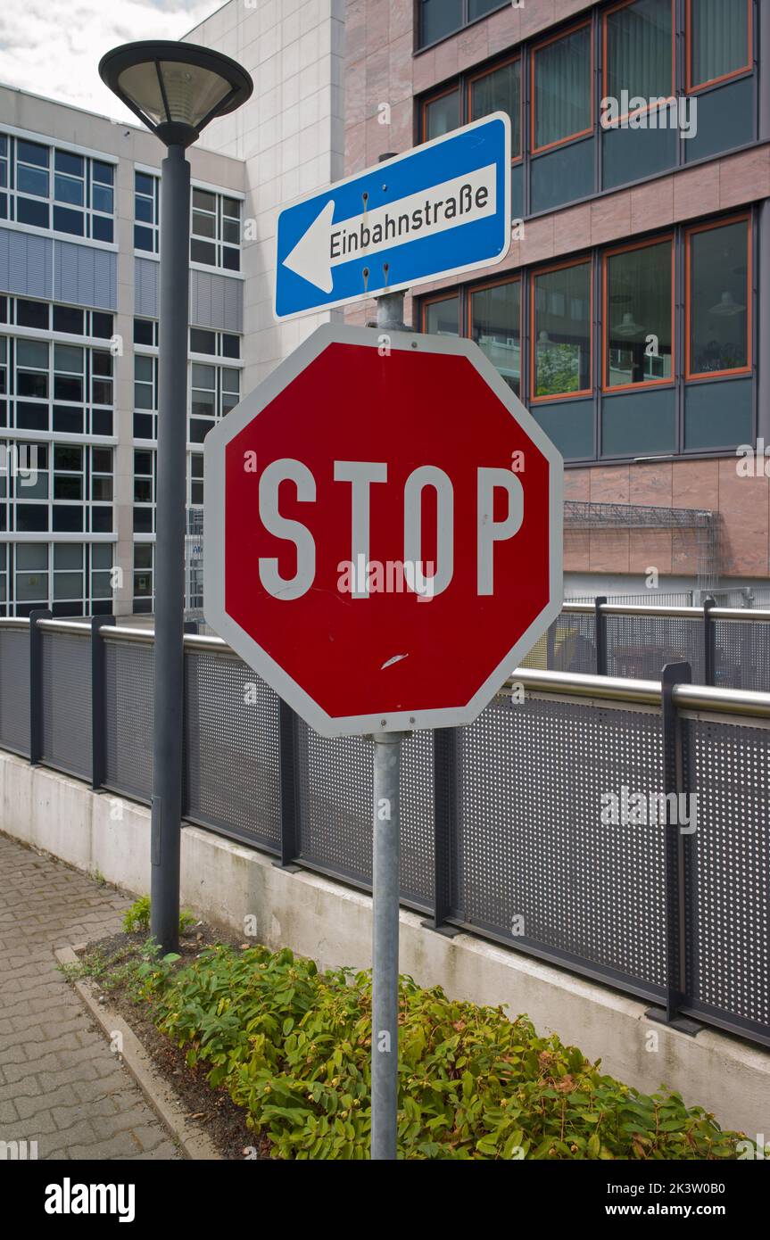 Stop- und Einbahnstraßen mit modernen Bürogebäuden in Niederrad, Frankfurt am Main, Deutschland Stockfoto