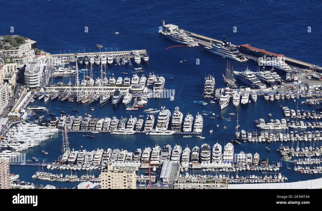 Allgemeine Ansicht von Luxusbooten während der Monaco Yacht Show, einer der renommiertesten Vergnügungsbootmessen der Welt, die Hunderte von Yachten für die Luxusyachtindustrie im Hafen von Monaco, 28. September 2022, hervorhebt. REUTERS/Eric Gaillard Stockfoto