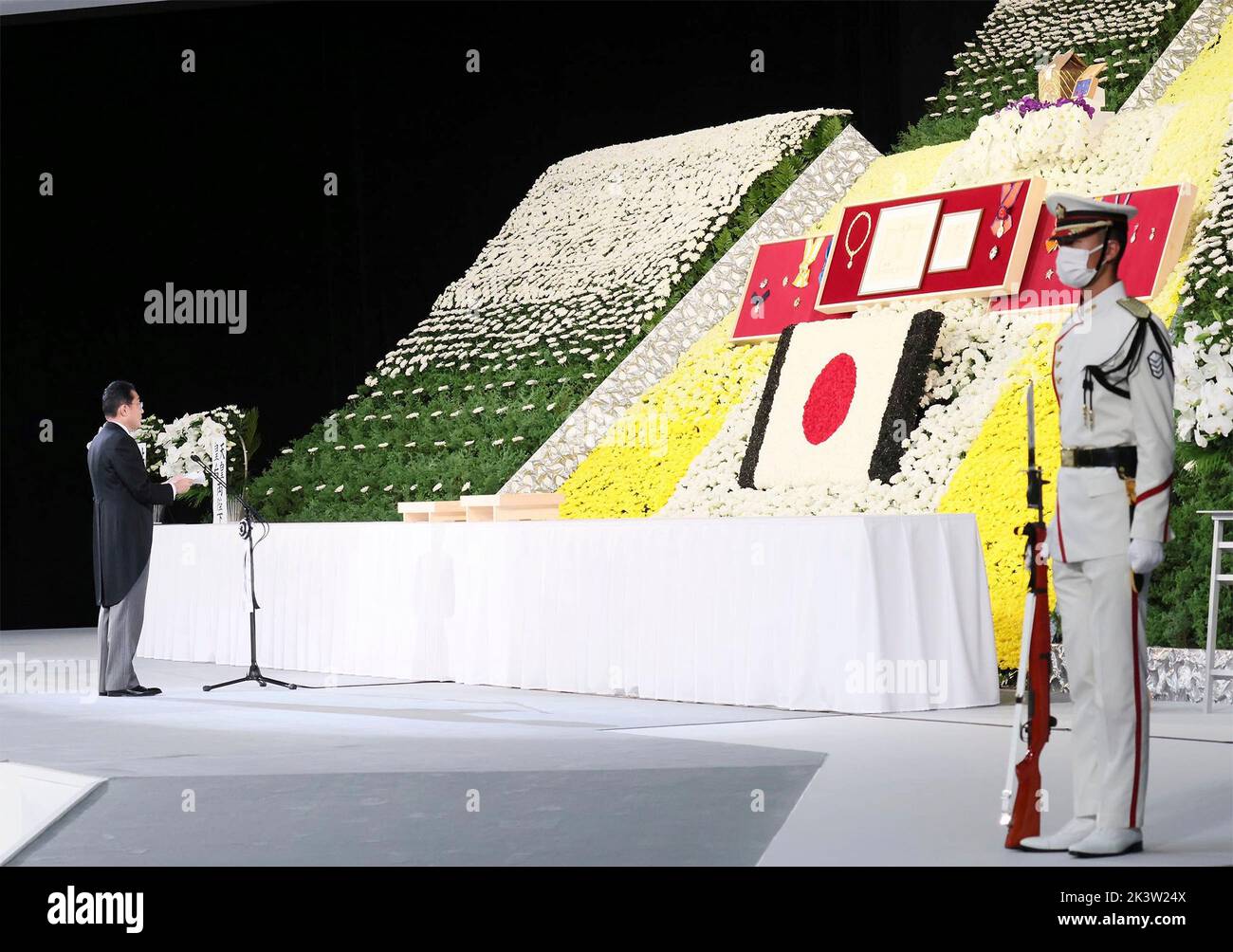 Tokio, Japan. 27. September 2022. Der japanische Premierminister Fumio Kishida zollt während der Staatsfuneral für den verstorbenen Premierminister Shinzo Abe am 27. September 2022 im Nippon Budoka in Tokio, Japan, seinen Respekt. Quelle: Premierminister Japan/Büro Des Japanischen Premierministers/Alamy Live News Stockfoto