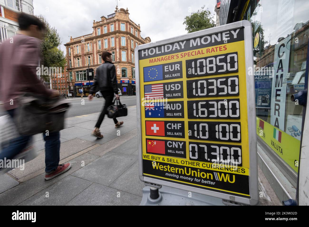 Feiertagsgeldwechselkurse, die vor einem Wechselbüro angekündigt wurden, als das britische Pfund auf ein Rekordtief von 1,03 Dollar stieß, Tottenham Court Road, London, Großbritannien Stockfoto