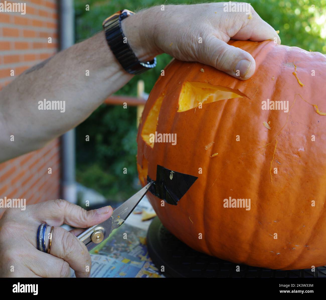 Kürbis schneiden. Verwandelt es in eine Jack-o-Laterne für Halloween Stockfoto