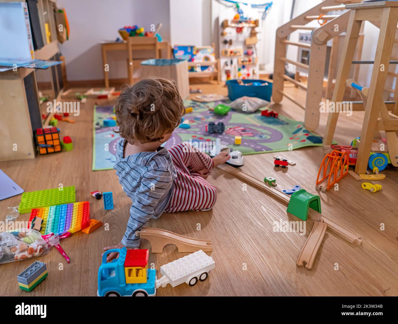 Baby Boy 2yo Heimspielen mit Tos Stockfoto