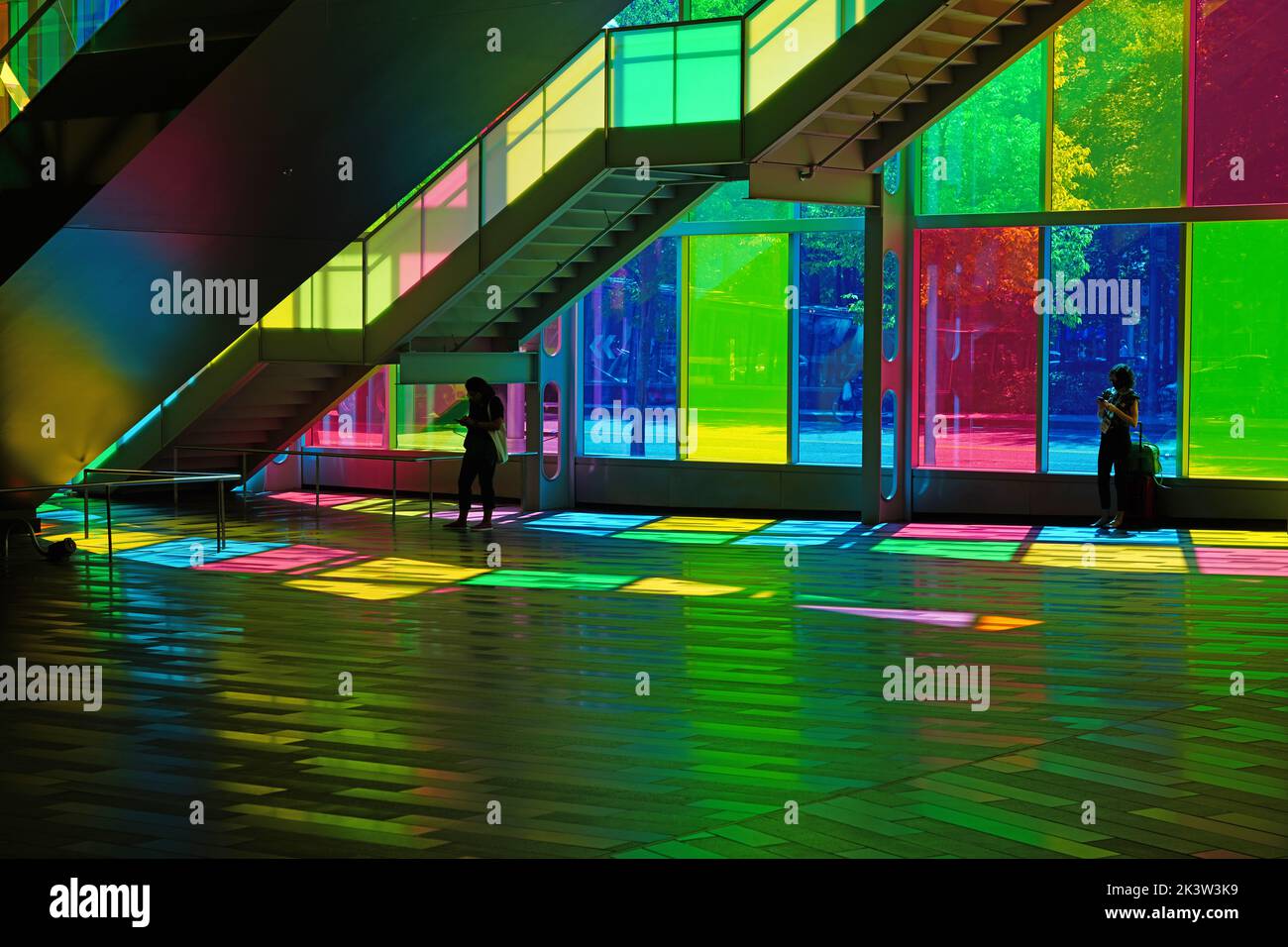 MONTREAL, KANADA -14 SEP 2022- Blick auf bunte Glasscheiben auf das Kongress- und Ausstellungszentrum Palais des Congres in Montreal, Kanada. Stockfoto