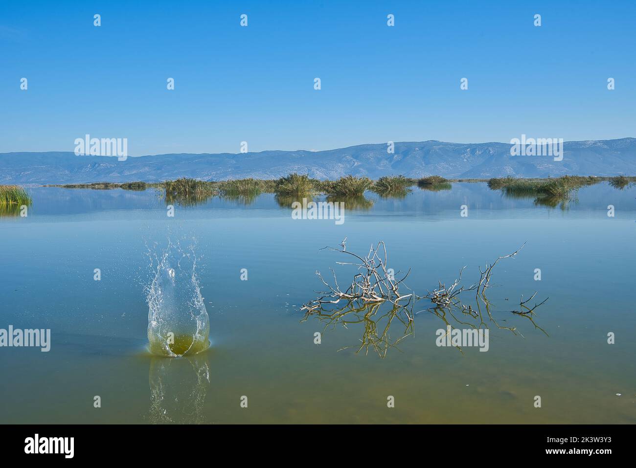 See Karla, Griechenland, schöner ruhiger See mit Fata Morgana. Stockfoto