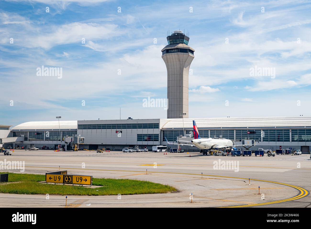 Ein Delta Airlines Airbus A321-211 parkte vor dem Terminal und dem Control Tower am Detroit Metropolitan Wayne County Airport (DTW) in Detroit, Mic Stockfoto