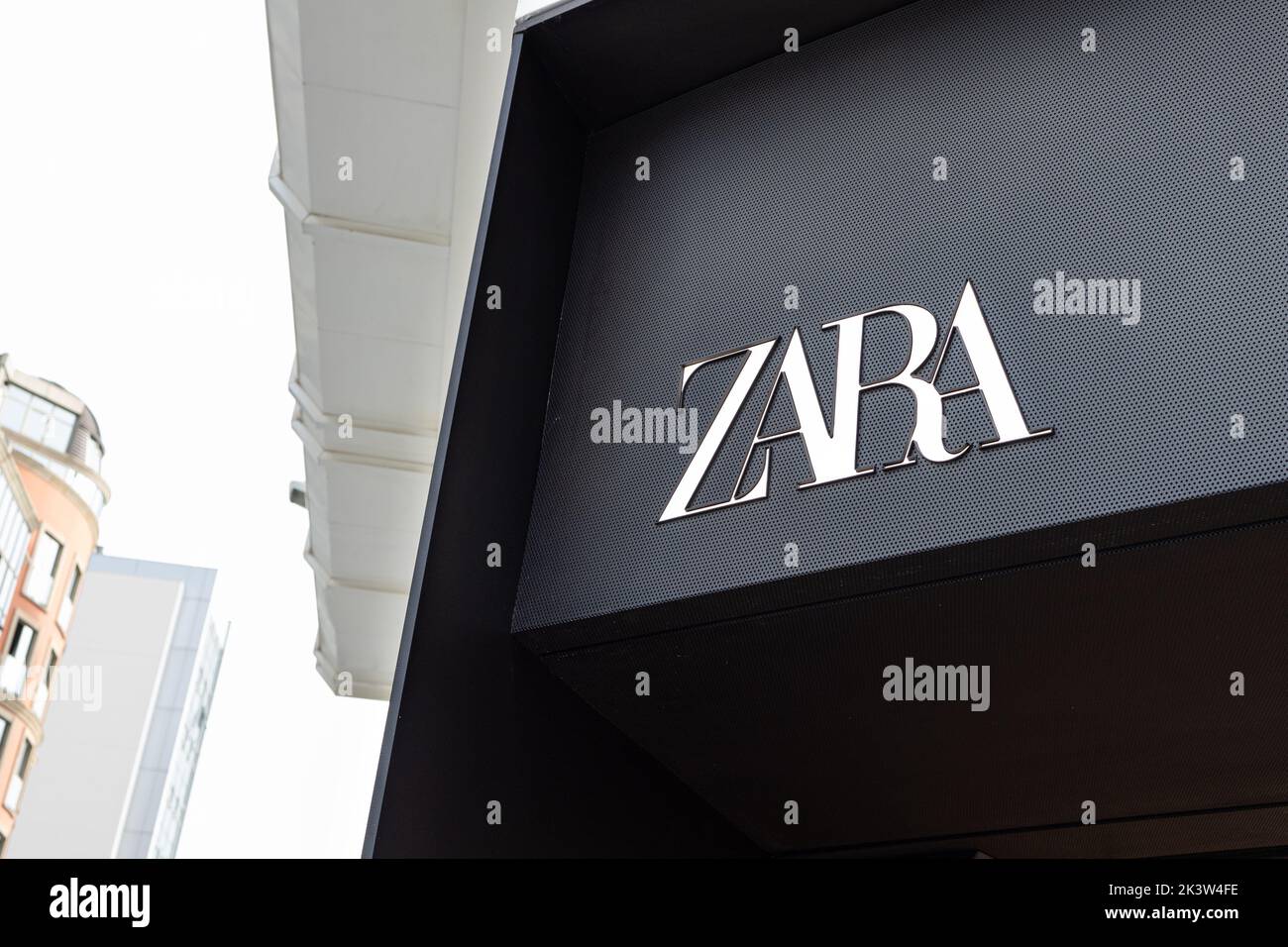 Coruna, Spanien; 23. september 2022: Neues Zara-Schild am Fassadengeschäft Stockfoto