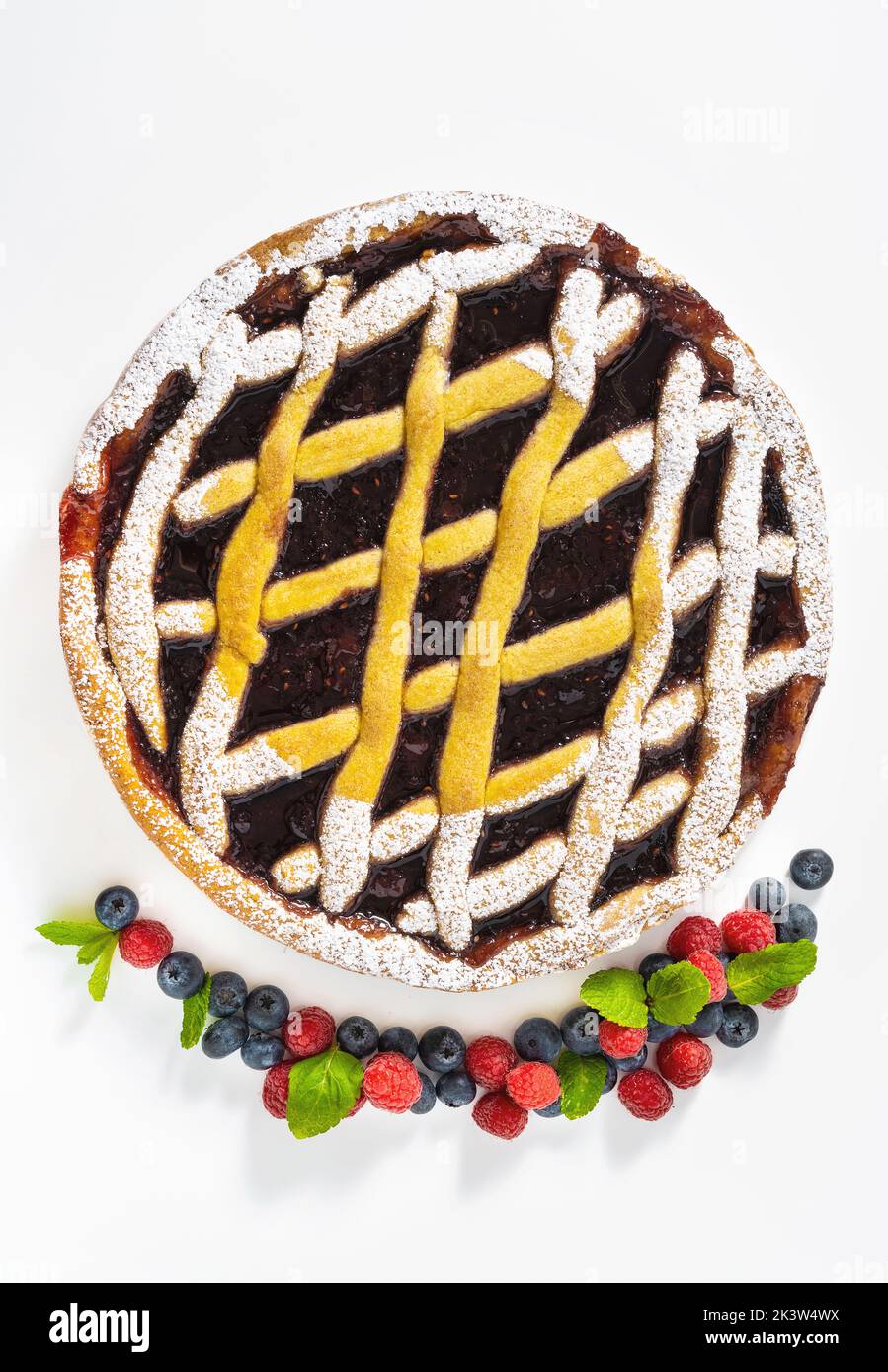 Linzer Tortenkuchen mit frischem Obst-Dekor auf dem weißen Stockfoto