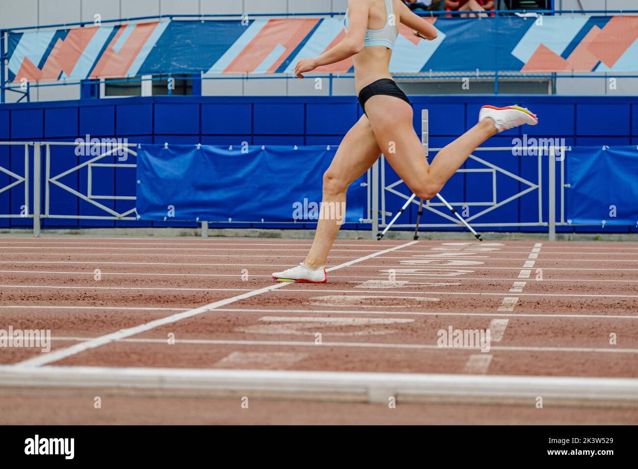 Die Läuferin gewann das Ziel des Sprint-Rennens Stockfoto