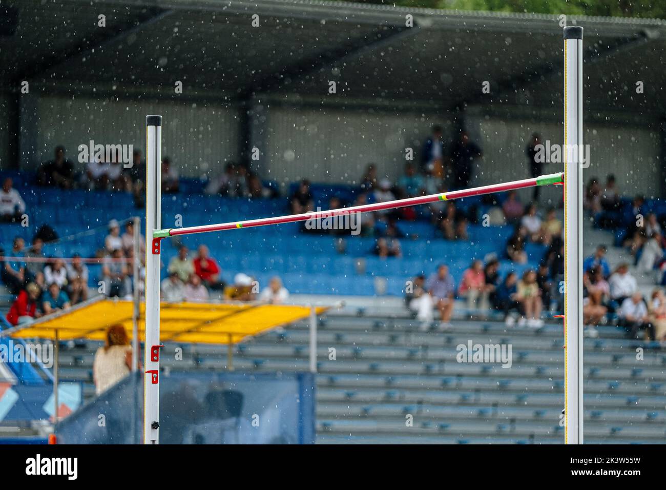 Hochsprungstand im Stadion bei Regen Stockfoto
