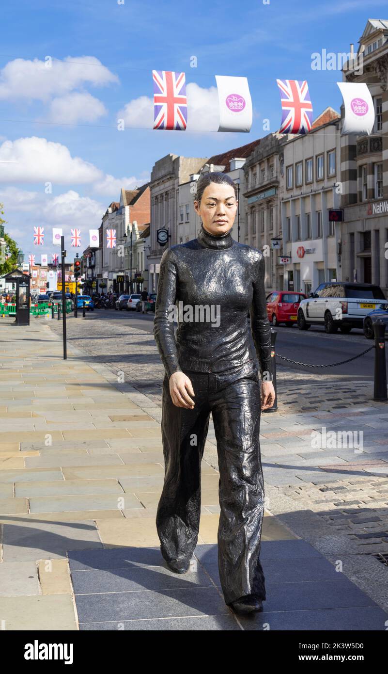 Walking Woman Bronzestatue vom Bildhauer Sean Henry 2017 auf der Colchester High Street Colchester Stadtzentrum Colchester Essex England GB Europa Stockfoto