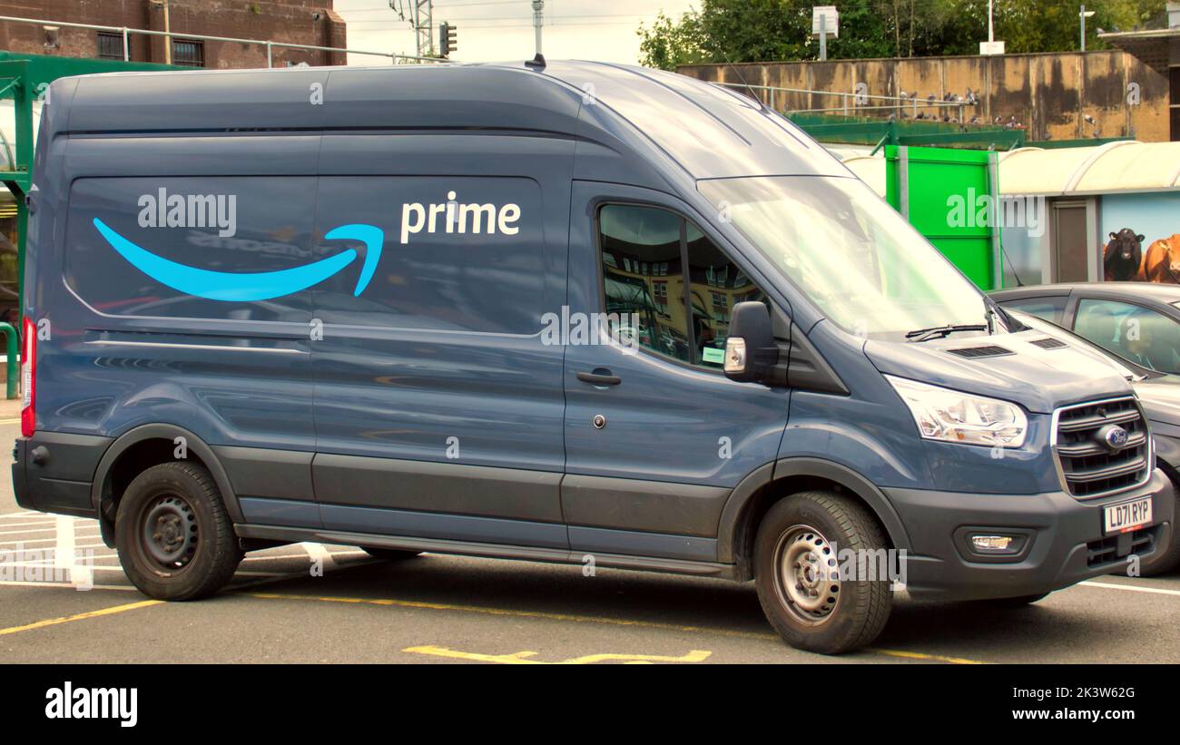 amazon-Lieferwagen im Supermarkt auf dem Parkplatz Glasgow, Schottland, Großbritannien Stockfoto