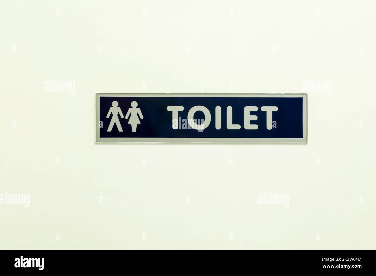 Schild an der Tür einer männlichen weiblichen kombinierten Unisex-Toilette. Stockfoto