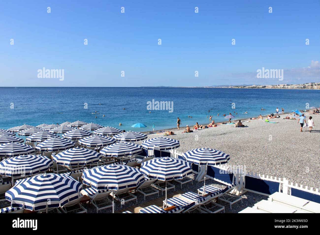 Blick auf die Sonnenschirme und das mittelmeer im Sommer vom Strand Ruhl Plage an der Promenade des Anglais in Nizza an der französischen Riviera. Stockfoto