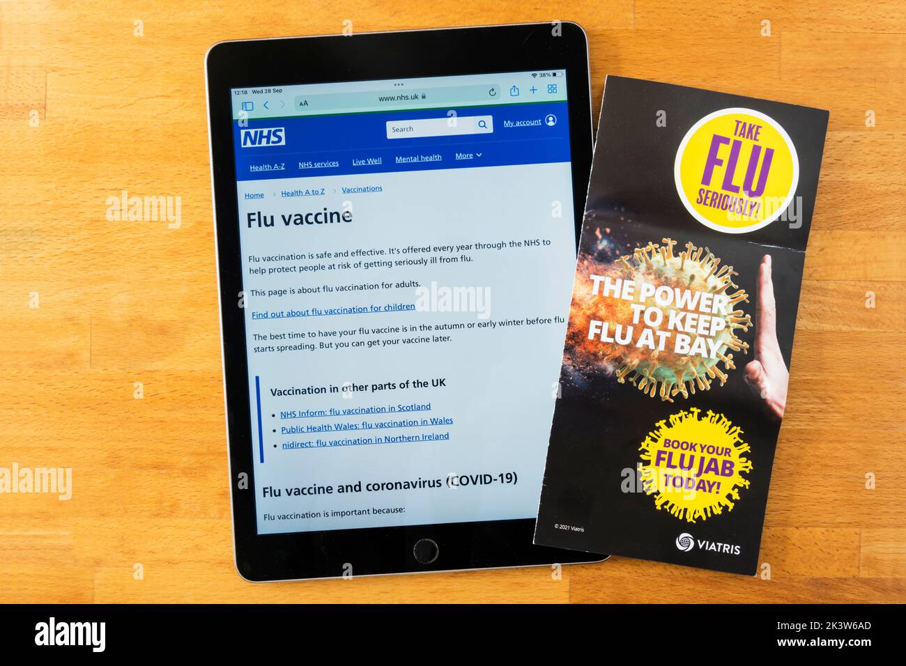 Ein Merkblatt, in dem Personen aufgefordert werden, gegen Grippe geimpft zu werden, mit Einzelheiten zur Impfung auf der NHS-Website. Stockfoto