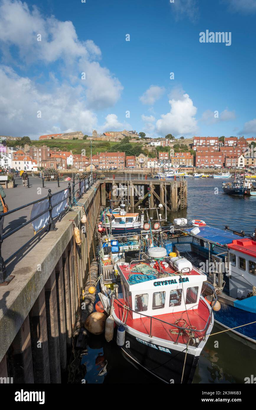 Der Hafen und die Küstenstadt Whitby in North Yorkshire, Großbritannien Stockfoto