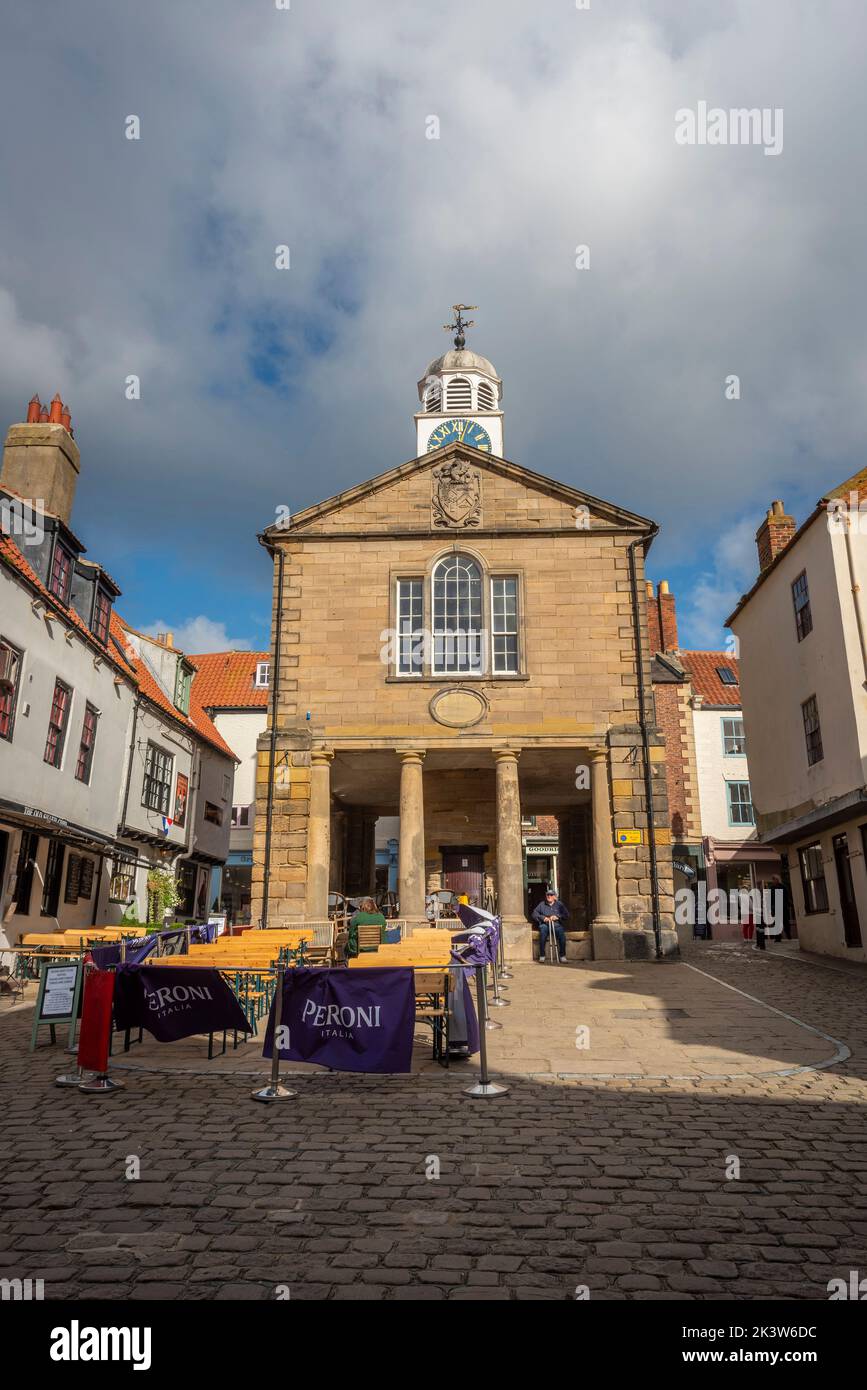 Whitbys altes Rathaus und Marktplatz, North Yorkshire, Großbritannien Stockfoto