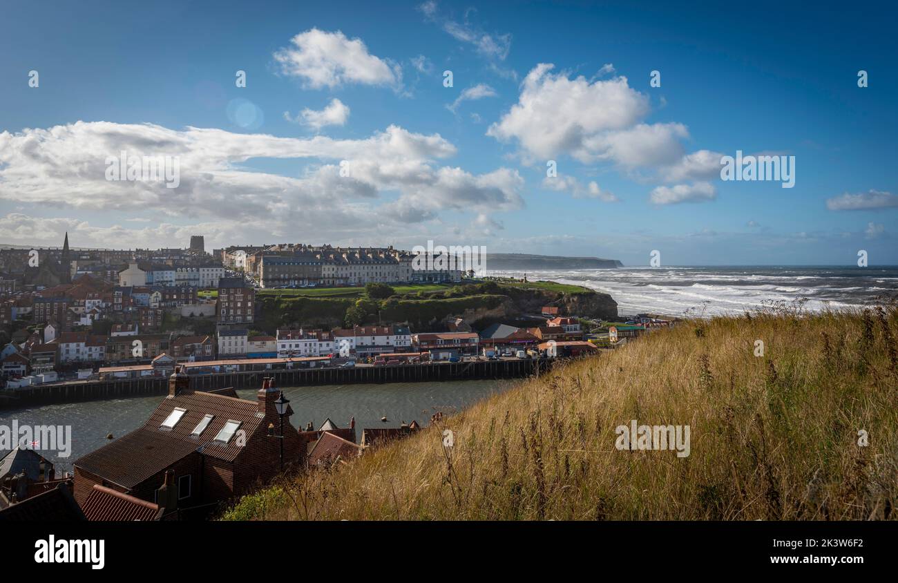 Blick auf die Küstenstadt und den Hafen von Whitby, wo der Fluss Esk in die Nordsee mündet, Yorkshire, Großbritannien Stockfoto