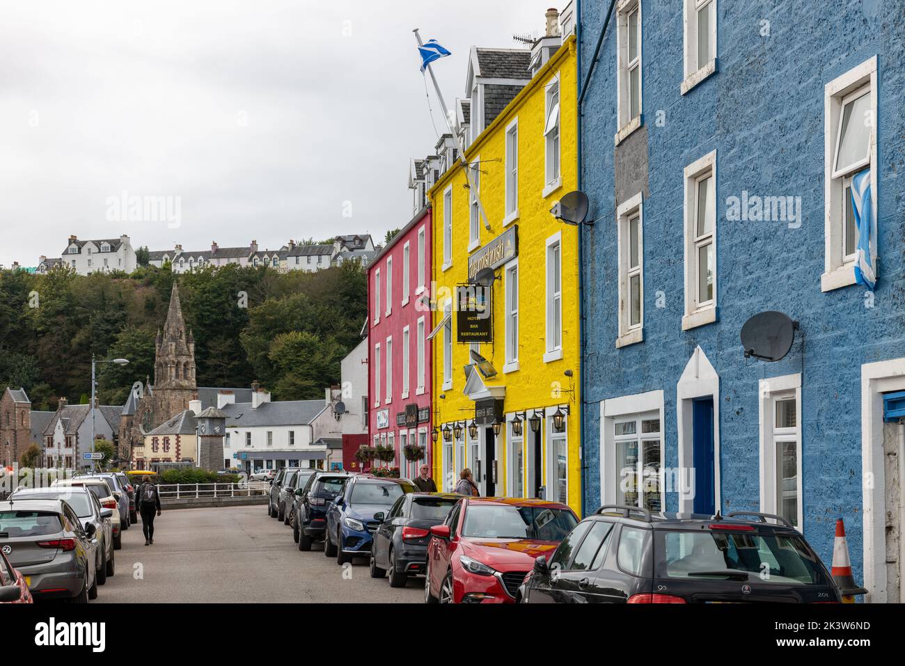 Tobermory, Isle of Mull, Großbritannien. 28. September 2022. VEREINIGTES KÖNIGREICH. Dies ist das Mishish Hotel direkt am Hafen von Tobermory. Das Hotel wurde mit Preisen über £1,95 Millionen zum Verkauf angeboten. Quelle: JASPERIMAGE/Alamy Live News Stockfoto