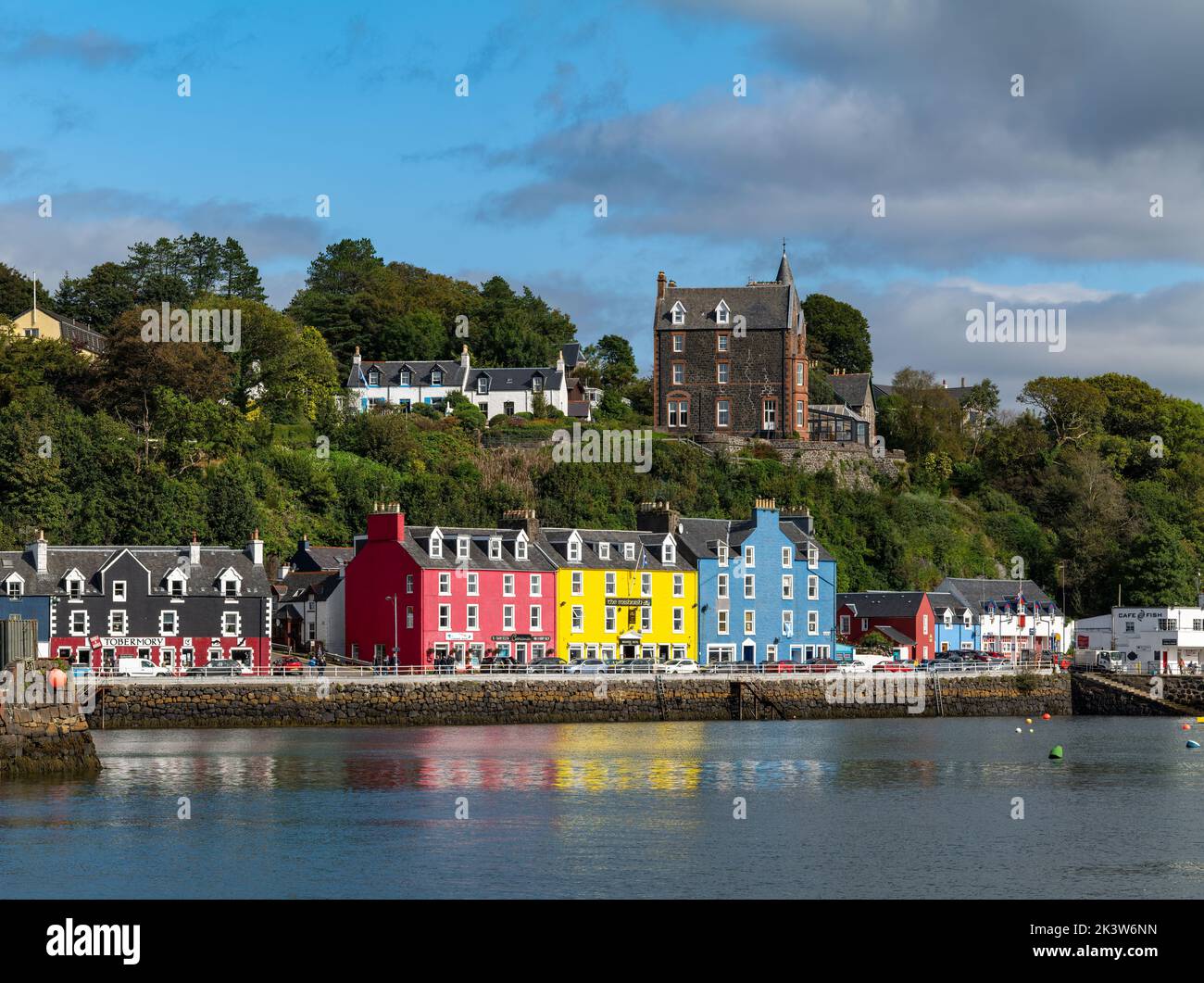 Tobermory, Isle of Mull, Großbritannien. 28. September 2022. VEREINIGTES KÖNIGREICH. Dies ist das Mishish Hotel direkt am Hafen von Tobermory. Das Hotel wurde mit Preisen über £1,95 Millionen zum Verkauf angeboten. Quelle: JASPERIMAGE/Alamy Live News Stockfoto