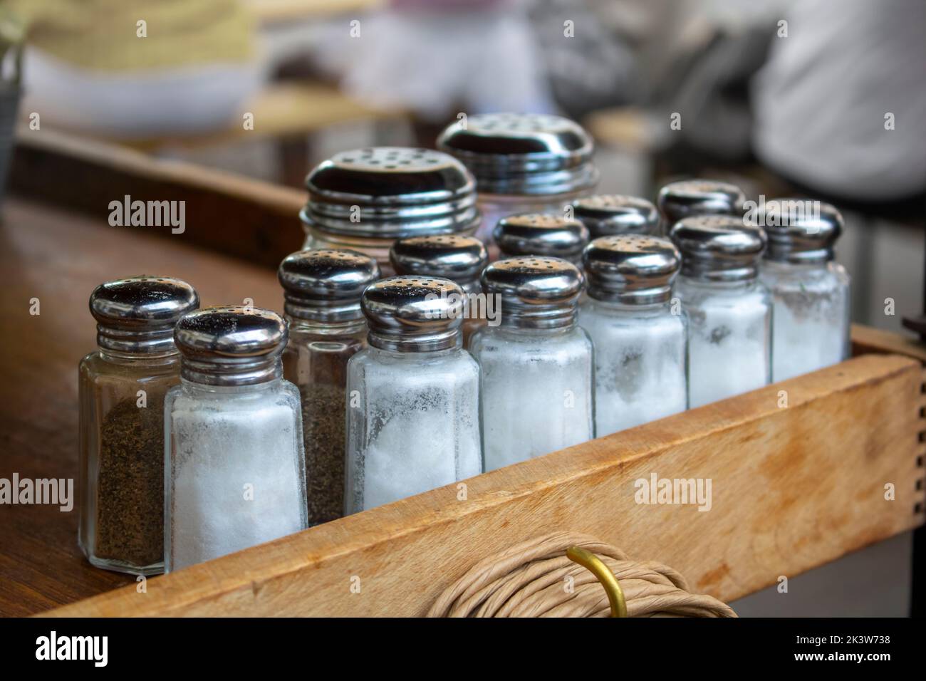 Salz- und Pfefferstreuer werden für ankommende Kunden in einem Restaurant oder Abendessen zur Seite gestellt Stockfoto