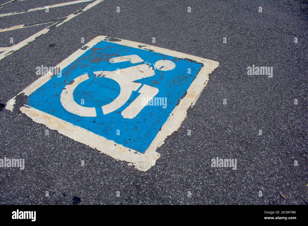 Blau und weiß gekennzeichneter Asphalt nur für behinderte Personen Parkplatz Stockfoto
