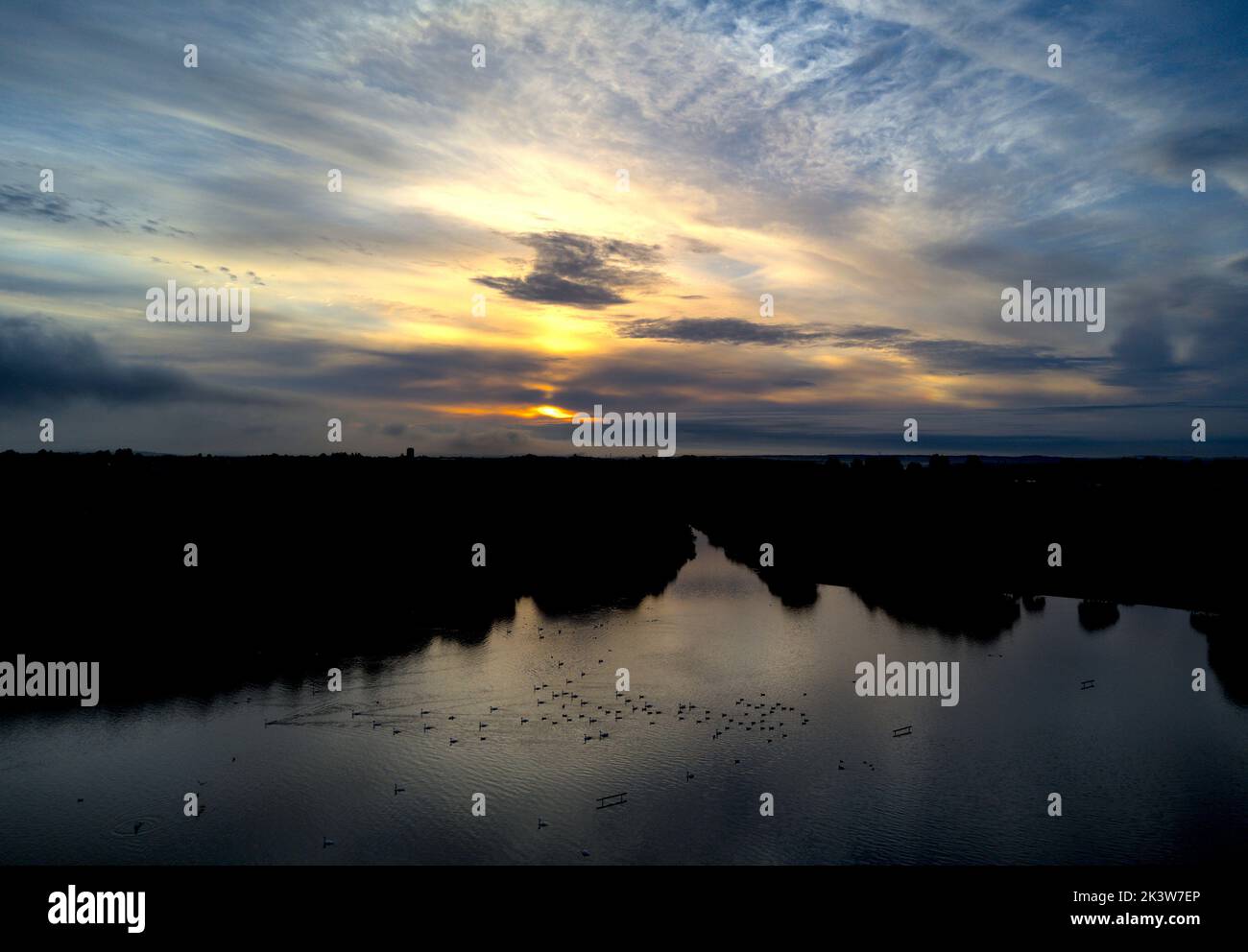 Sonnenaufgang über dem Wasser Stockfoto