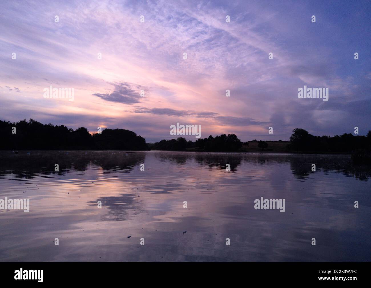 Sonnenaufgang über dem Wasser Stockfoto