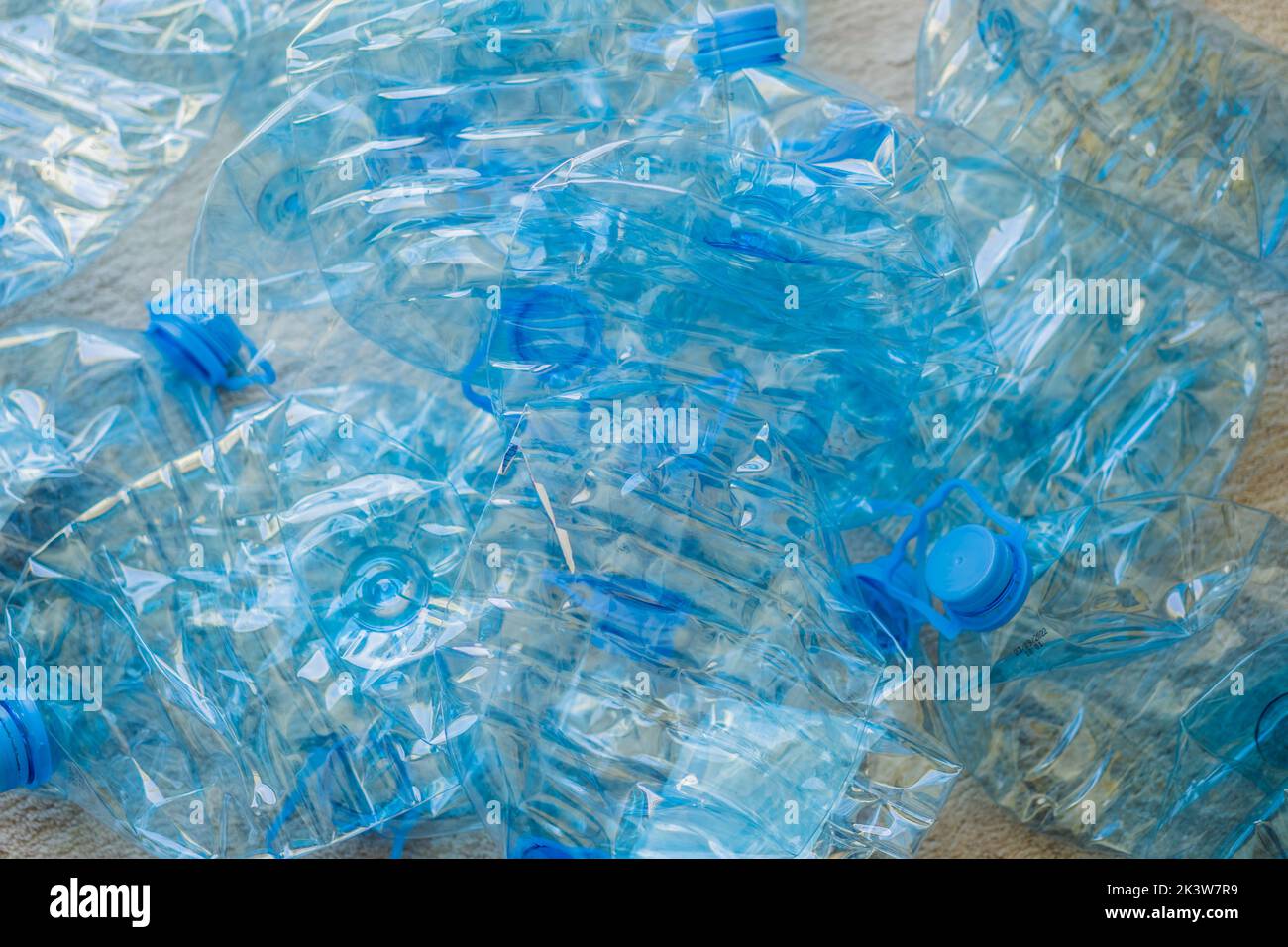 Großer Stapel alter Plastikflaschen auf dem Boden Stockfoto