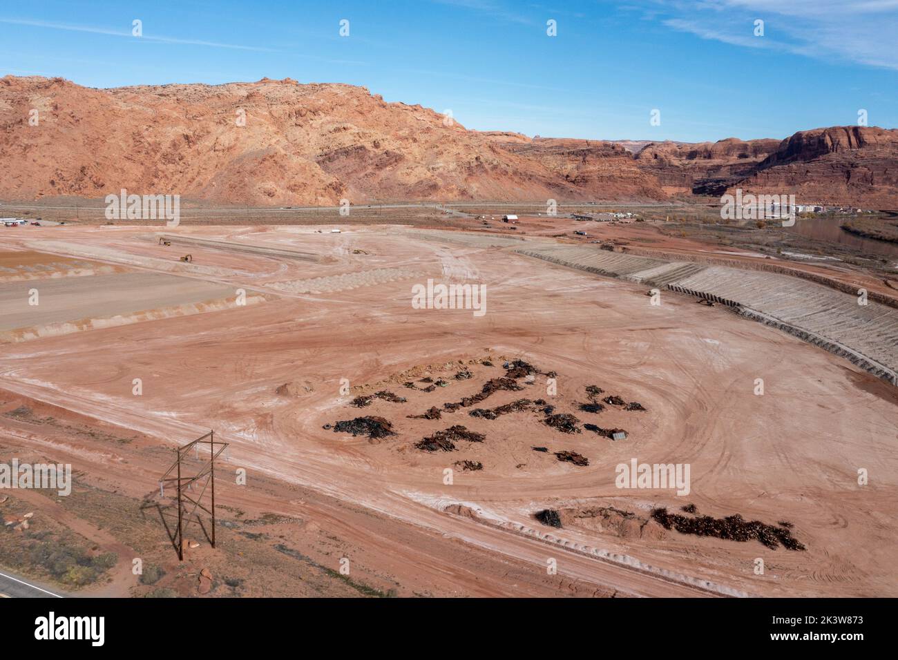 Luftaufnahme des UMTRA-Projekts von Moab zur Entfernung radioaktiver Abstände vom Standort einer ehemaligen Uranverarbeitungsmühle in Moab, Utah. Stockfoto