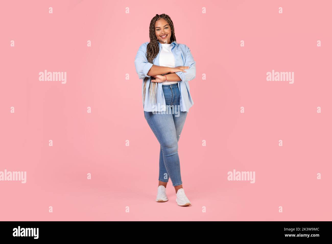 Afrikanische Frau Posiert Tragen Plus-Größe Kleidung Auf Rosa Hintergrund Stockfoto