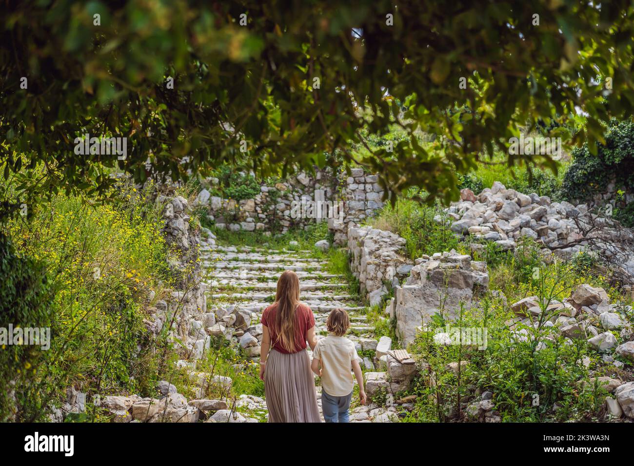 Mama und Sohn Touristen spazieren durch die Altstadt von Bar in Montenegro. Fröhliche Touristenwanderungen in den Bergen. Vororte der Stadt Bar, Montenegro Stockfoto