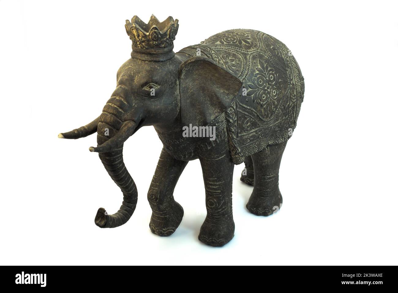 Traditionelles indisches Souvenir. Dekorative Elefantenskulptur isoliert auf Weiß Stockfoto