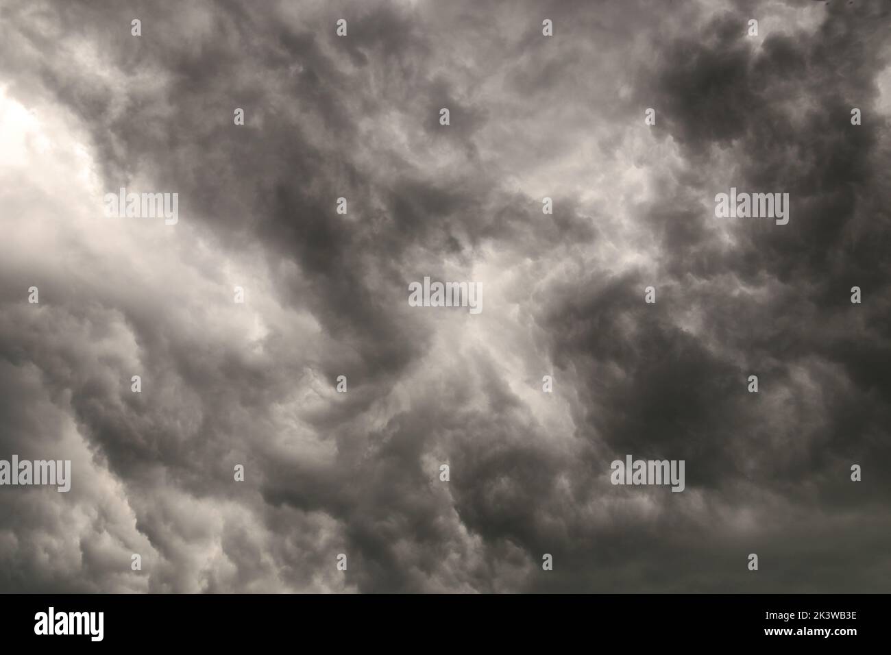 Dunkle Wolken Hintergrund vor Gewitter Stockfoto