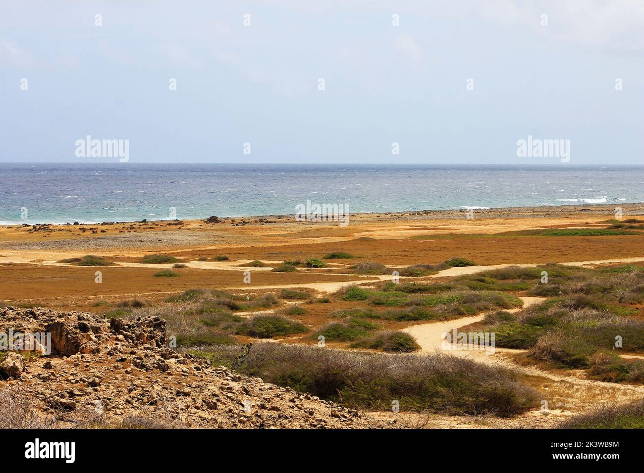 Blick über die Wüste von Aruba auf die Küste Stockfoto