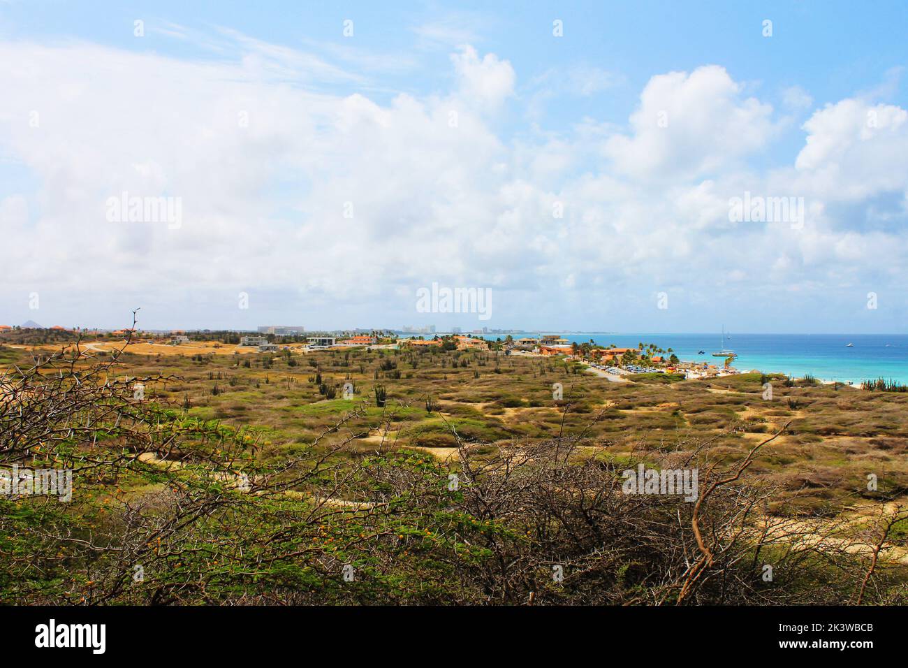 Blick über die Wüste von Aruba auf die Küste Stockfoto