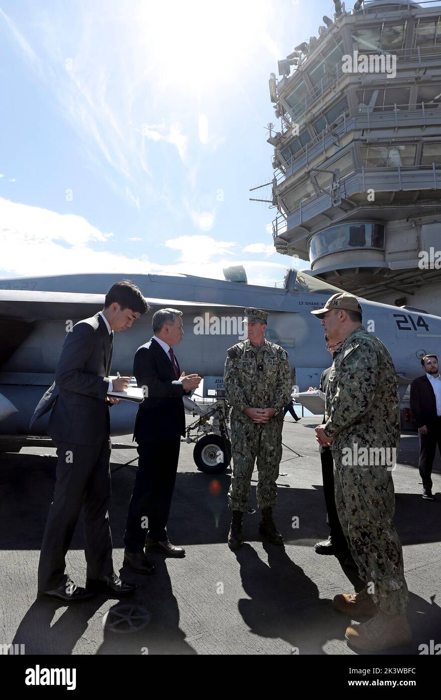 Sep 24, 2022-Busan, Südkorea-Lee Jong Sup vom südkoreanischen Verteidigungsminister (L) und der US Navy Admiral Michael Donnelly sprechen auf dem Hauptdeck der CVN-76 USS Ronald Reagan in Busan, Südkorea. Stockfoto