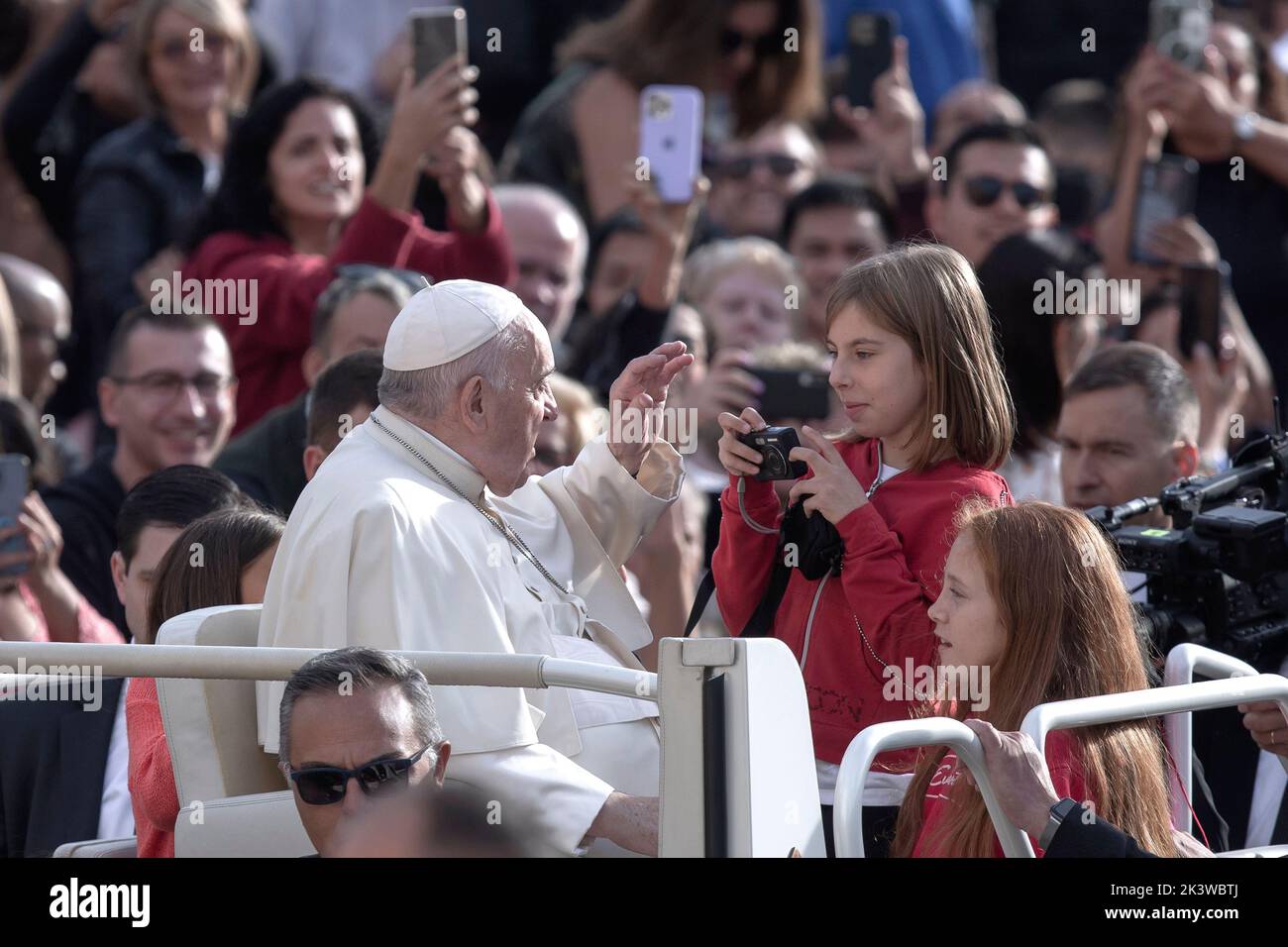 Vatikanstadt, Vatikan, 28. september 2022. Ein Mädchen fotografiert Papst Franziskus während der wöchentlichen Generalaudienz auf dem Petersplatz. Quelle: Maria Grazia Picciarella/Alamy Live News Stockfoto