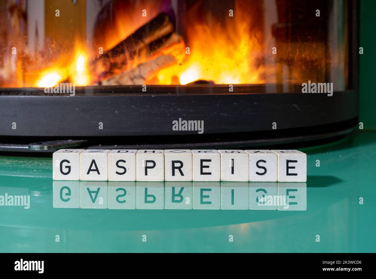 Kamin mit Feuer und das Wort Gas Preise Stockfoto