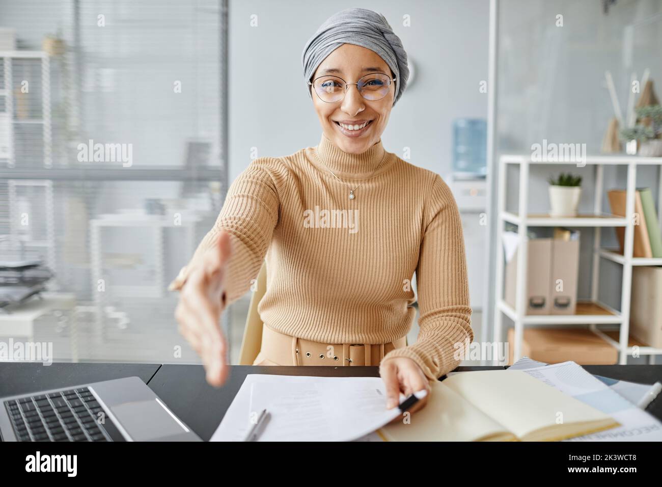 Porträt einer Personalleiterin, die die Hand ausstreckt, um die Kamera zu begrüßen und im Vorstellungsgespräch zu lächeln, Platz kopieren Stockfoto