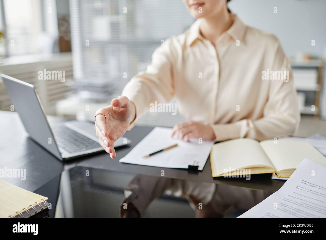 Nahaufnahme einer anonymen Geschäftsfrau, die die Hand ausstreckt, um die Kamera in der Besprechung zu begrüßen, Platz kopieren Stockfoto