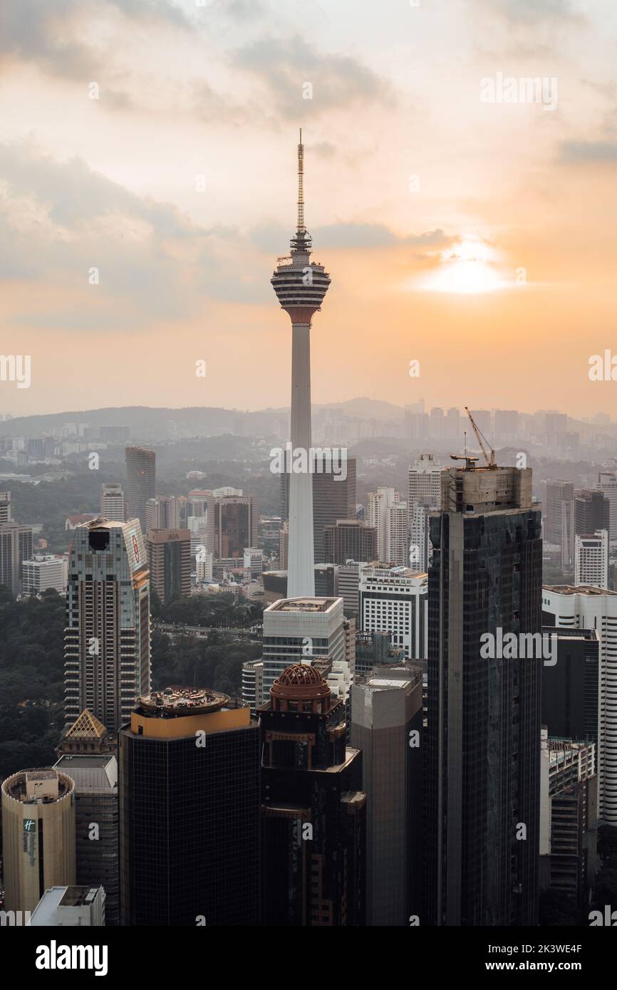 Eine vertikale Aufnahme der wunderschönen städtischen Skyline von Kuala Lumpur bei Sonnenuntergang mit dem Menara Tower Stockfoto