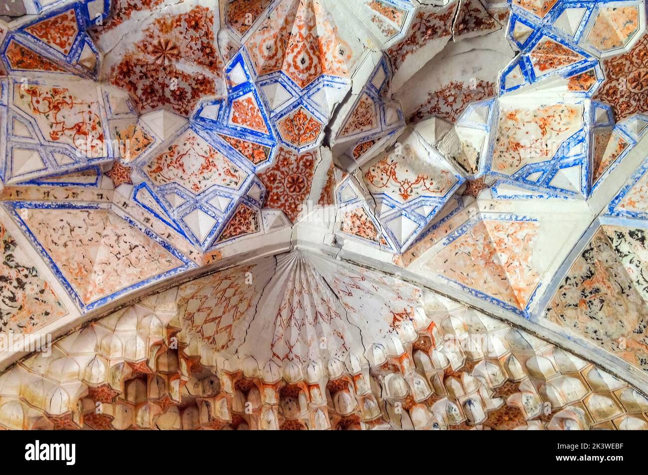 Geometrisch geformtes Innere der Moschee in Bukhara, Usbekistan Stockfoto
