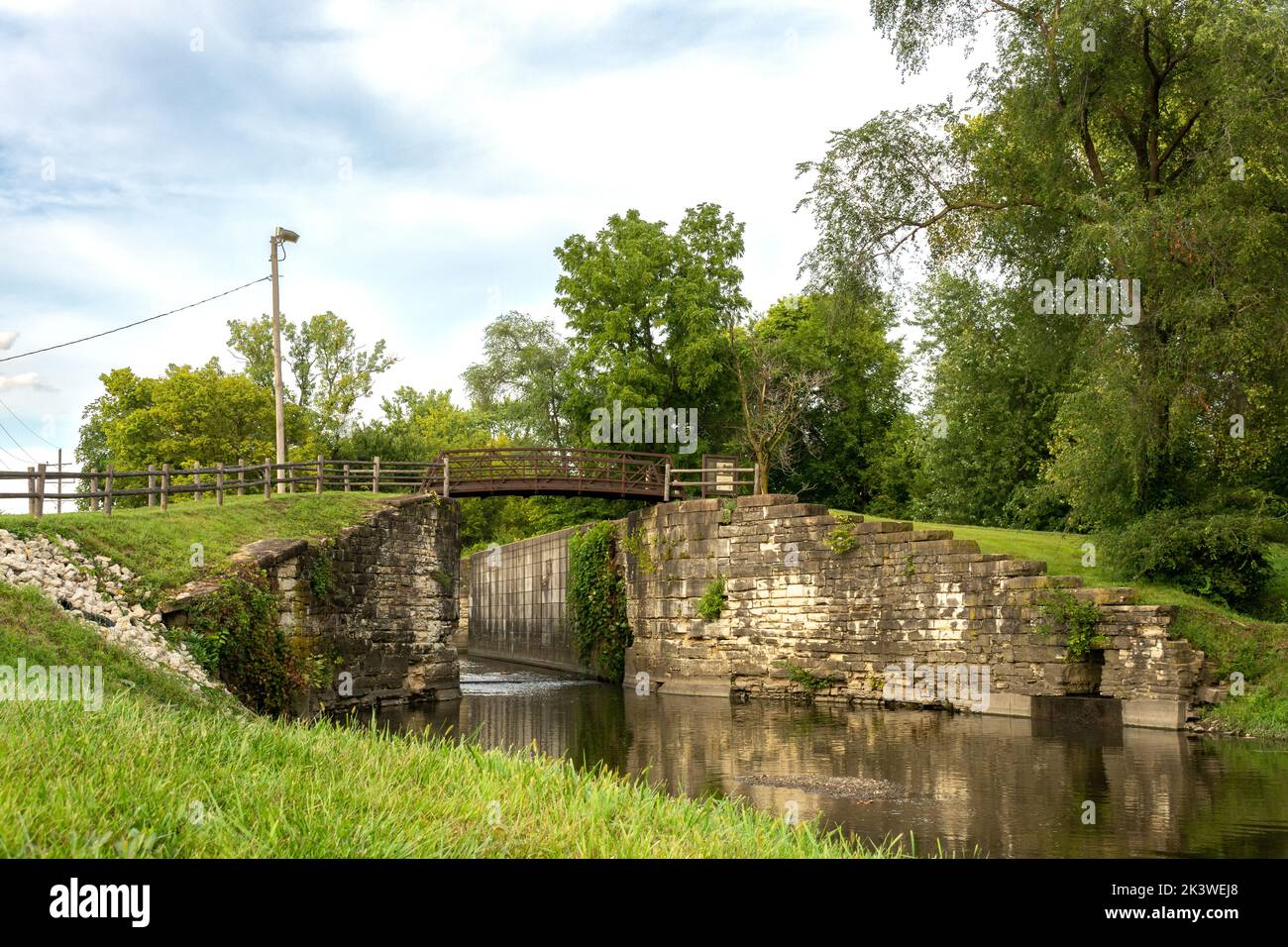 Schleuse Nummer 1 auf dem Illinois und Michigan Kanal im Nachmittagslicht. Eine der ursprünglichen 15 Schleusen auf der Wasserstraße. Lockport, Illinois, USA. Stockfoto