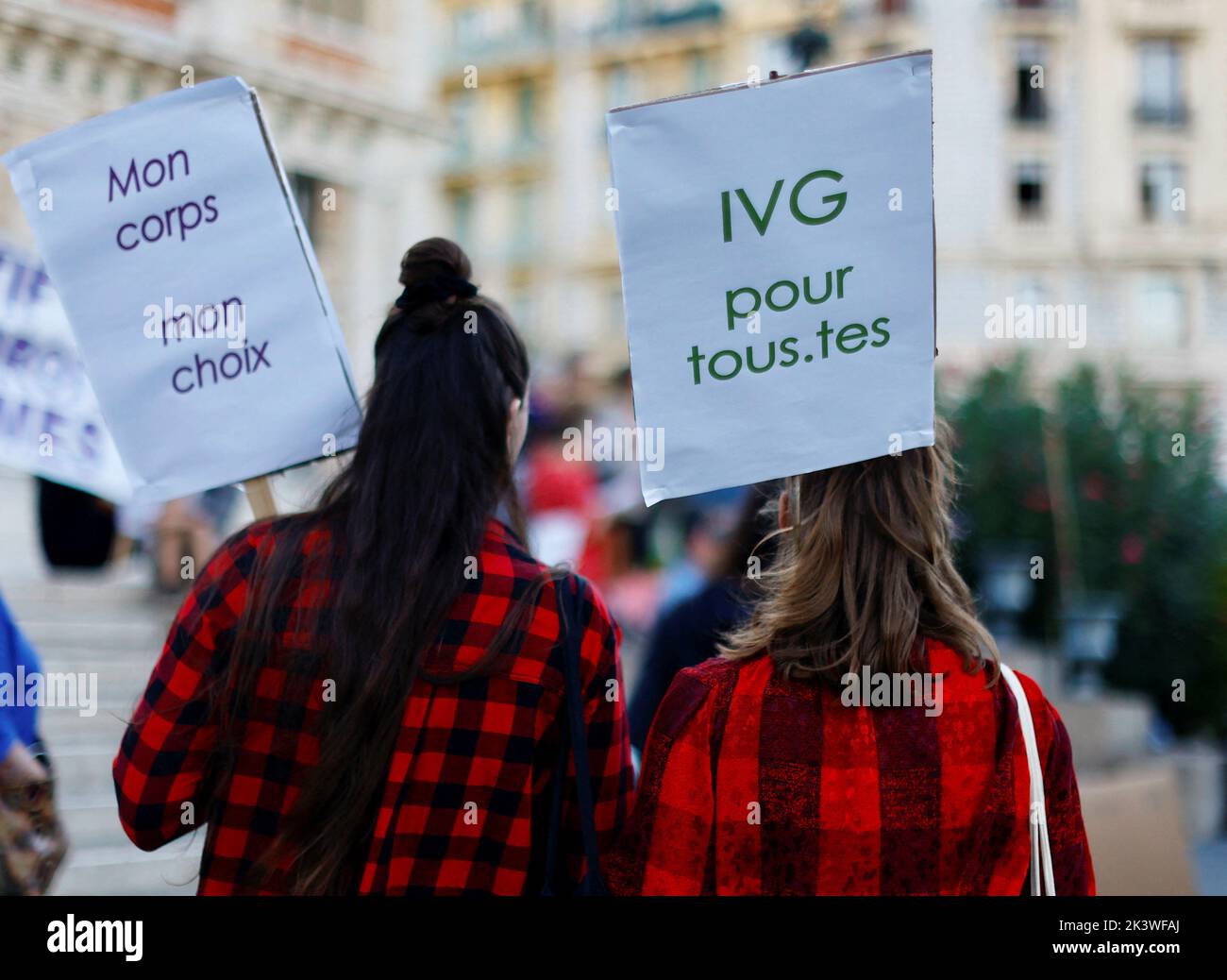 Feministische Kollektive und Gruppen von Abtreibungsbefürwortern nehmen an einem Protest anlässlich des Internationalen Tages für sichere Abtreibung in Nizza, Frankreich, am 28. September 2022 Teil. Auf den Plakaten steht: „Sichere Abtreibung für alle“ und „Mein Körper ist meine Wahl“. REUTERS/Eric Gaillard Stockfoto