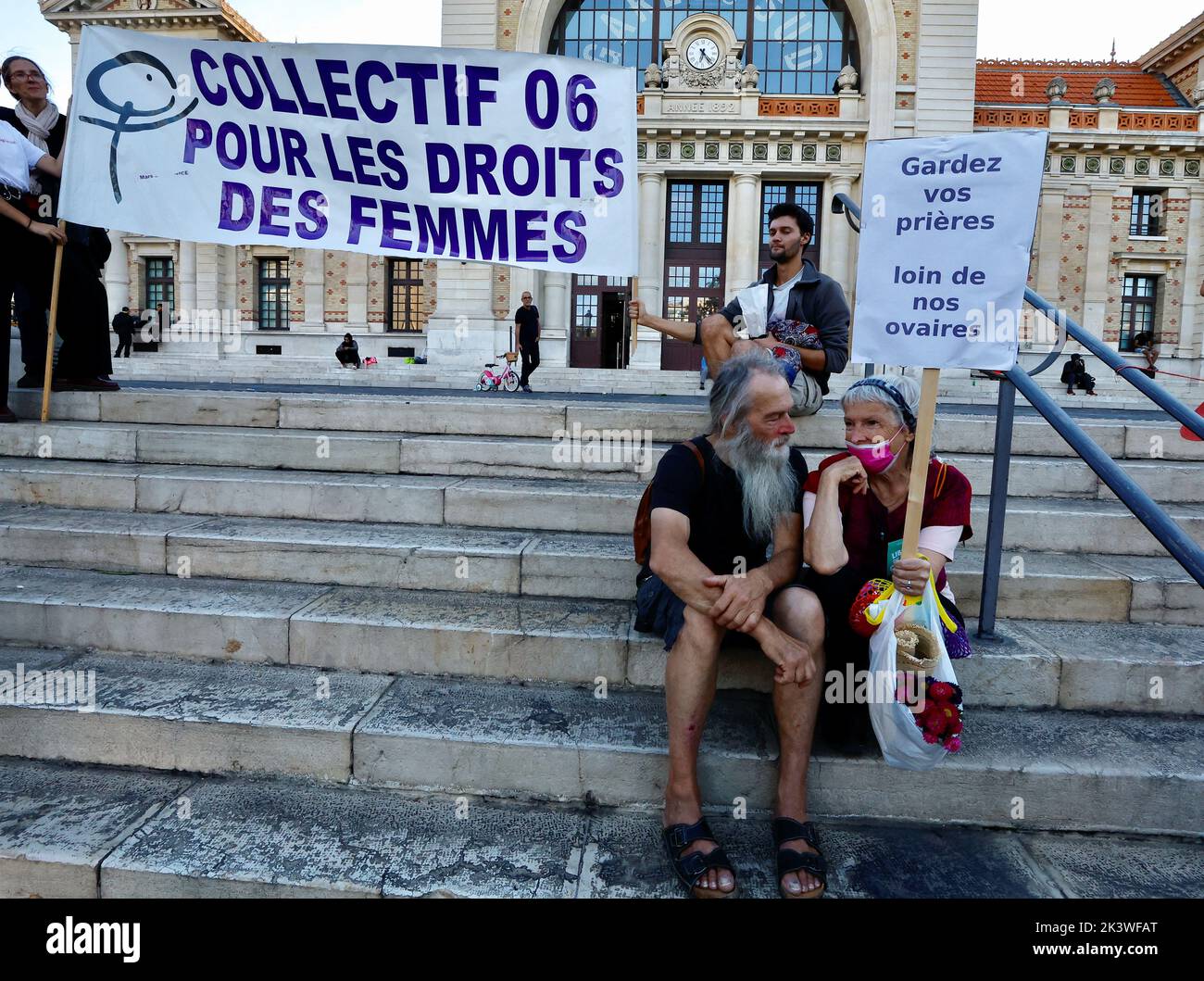 Feministische Kollektive und Gruppen von Abtreibungsbefürwortern nehmen an einem Protest anlässlich des Internationalen Tages für sichere Abtreibung in Nizza, Frankreich, am 28. September 2022 Teil. REUTERS/Eric Gaillard Stockfoto