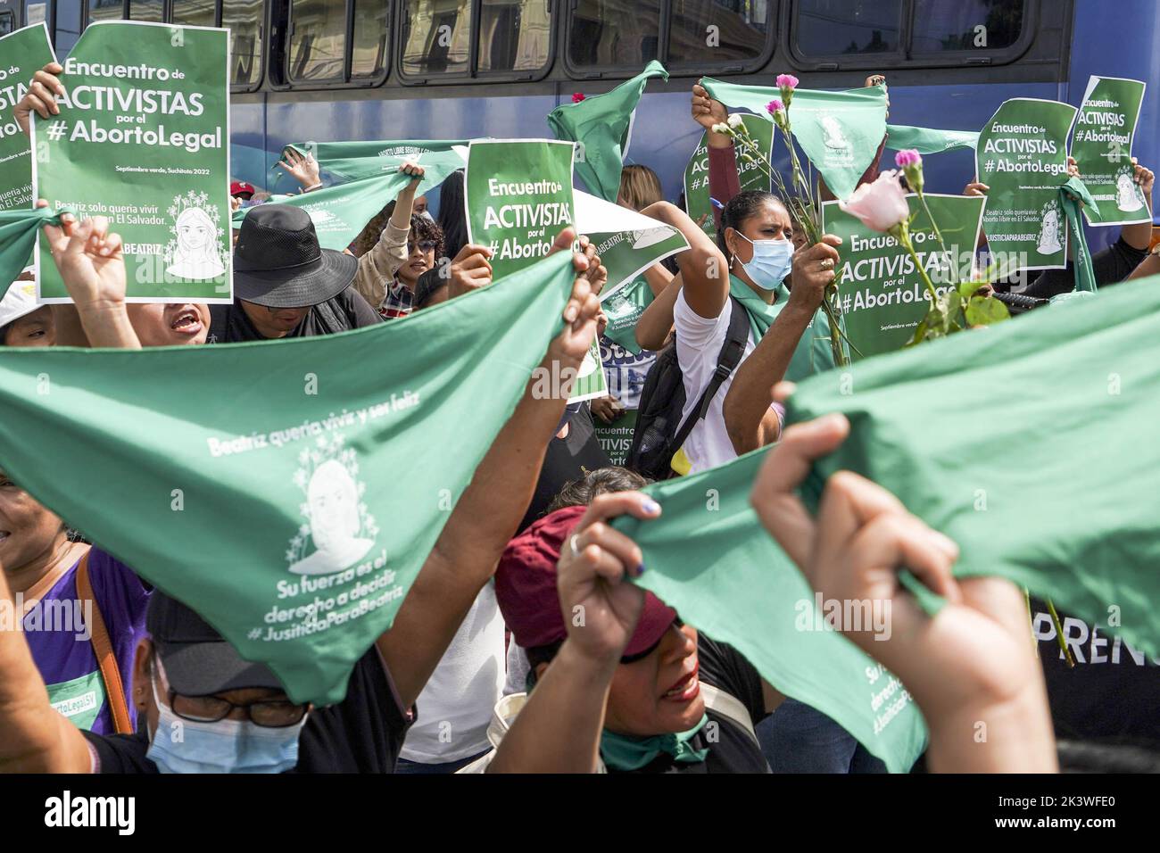 San Salvador, El Salvador. 28. September 2022. Feministische Demonstranten winken während einer Demonstration am Internationalen Tag der sicheren Abtreibung grüne Tücher. Die Veranstaltung wird als Teil globaler Aktionen zur Entkriminalisierung von Abtreibungen gefeiert, da 24 Länder Abtreibungen verbieten. Kredit: SOPA Images Limited/Alamy Live Nachrichten Stockfoto