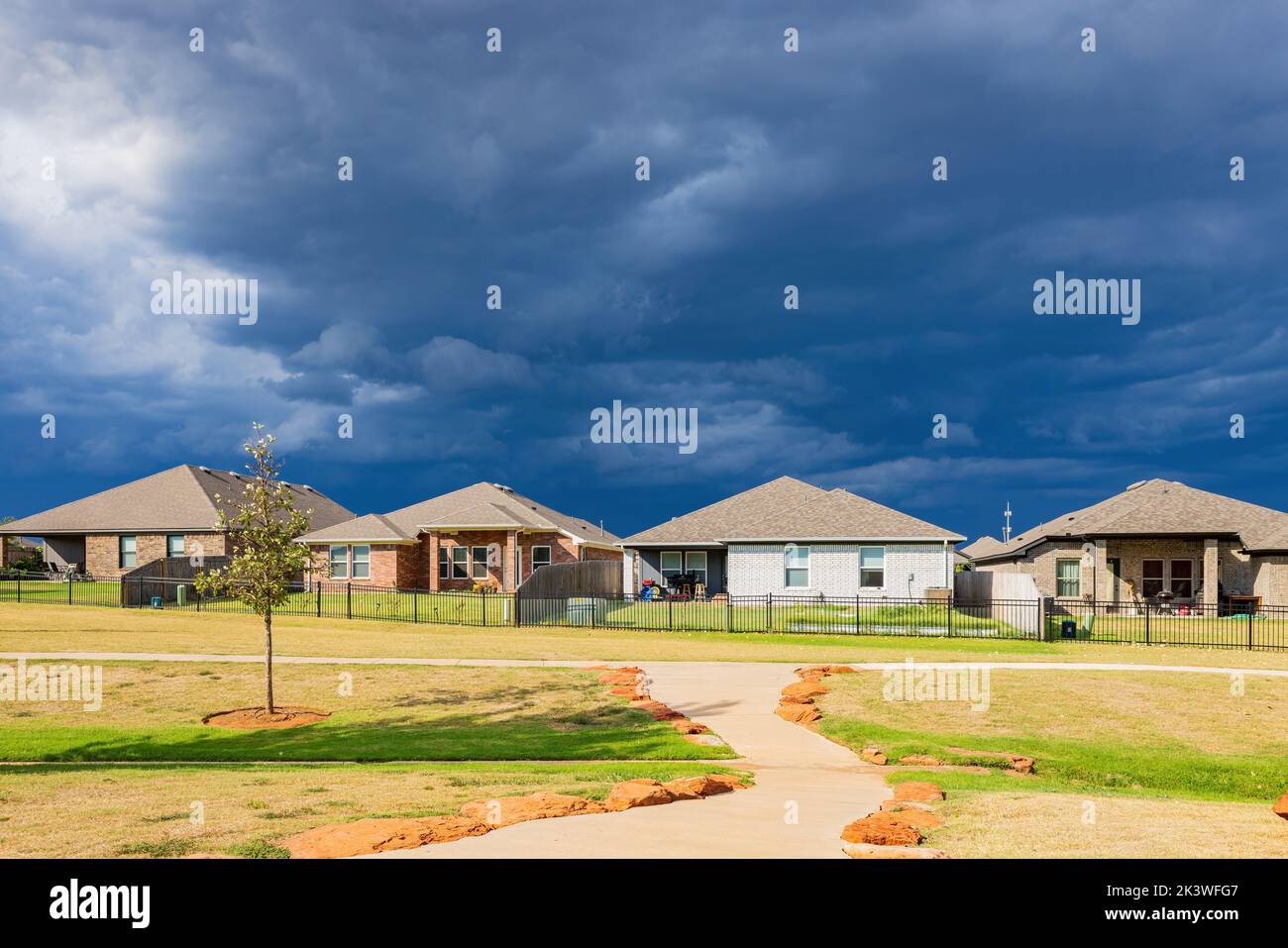 Sonniger Blick auf eine Gemeinde mit Sturmwolken über Oklahoma Stockfoto