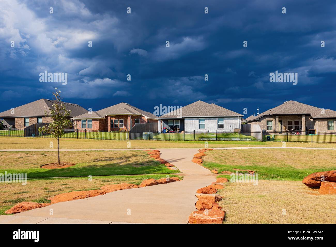 Sonniger Blick auf eine Gemeinde mit Sturmwolken über Oklahoma Stockfoto