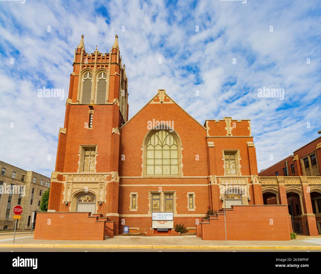 Sonnige Sicht auf die First Baptist Church in Oklahoma Stockfoto